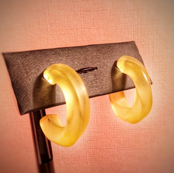 unknown Jewelry - Vintage 80's plastic 3/4 twisted hoops